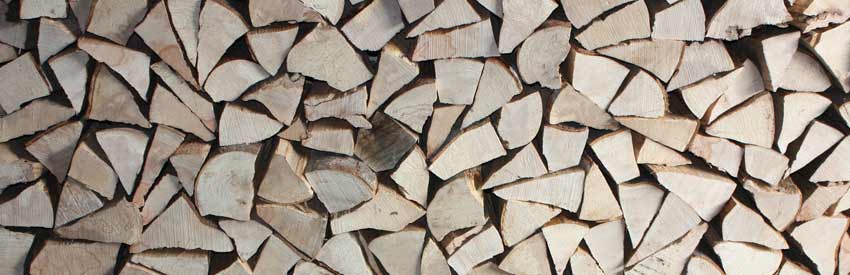 Brennholz gestapelt
