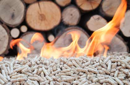 Brennende Holzpellets und Holzscheite